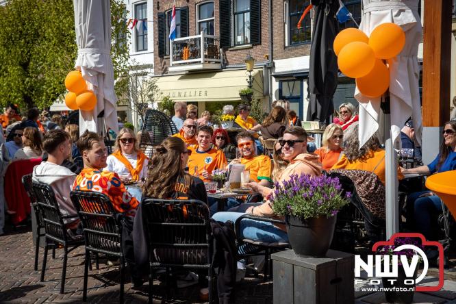 Volle terrassen, bruisende kleedjesmarkt en sportieve Wallenloop: Elburg leeft tijdens koningsdag! - &copy; NWVFoto.nl